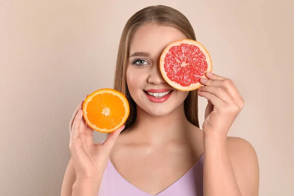 Jonge Vrouw Met Gesneden Sinaasappel Grapefruit Beige Achtergrond Vitaminerijk Voedsel — Stockfoto