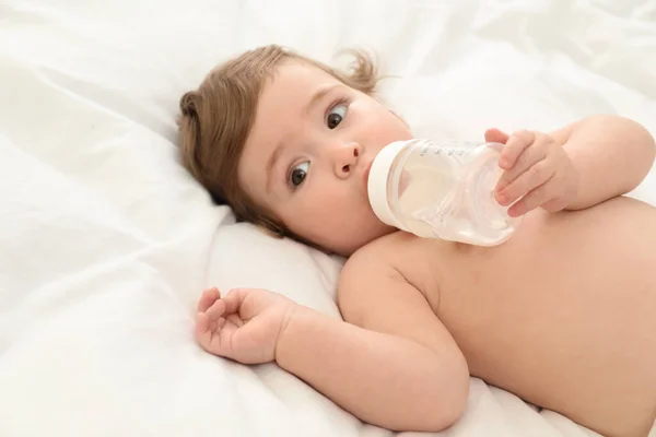Χαριτωμένο Μωράκι Μπουκάλι Στο Κρεβάτι — Φωτογραφία Αρχείου