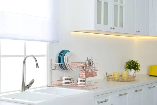 现代厨房内部干衣架上干净的碗碟 — 图库照片