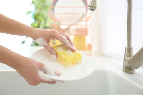 Vrouw Wassen Keramische Plaat Keuken Close — Stockfoto