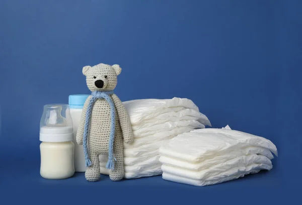 蓝色背景的尿布和婴儿用品 — 图库照片