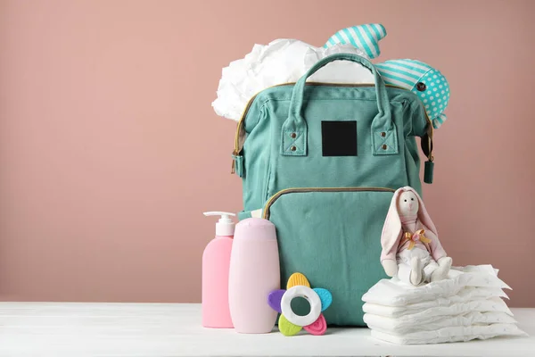 Bolsa Con Pañales Accesorios Para Bebés Sobre Mesa Madera Blanca —  Fotos de Stock