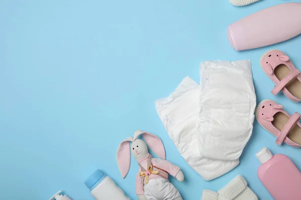 Luiers Babyaccessoires Lichtblauwe Achtergrond Plat Gelegd Ruimte Voor Tekst — Stockfoto