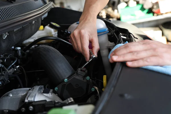 Professional Auto Mechanic Fixing Modern Car Service Center Closeup — Stock Photo, Image