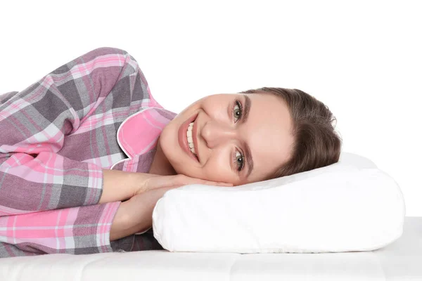 白い背景に整形外科の枕に横たわっ若い女性 クローズアップ — ストック写真