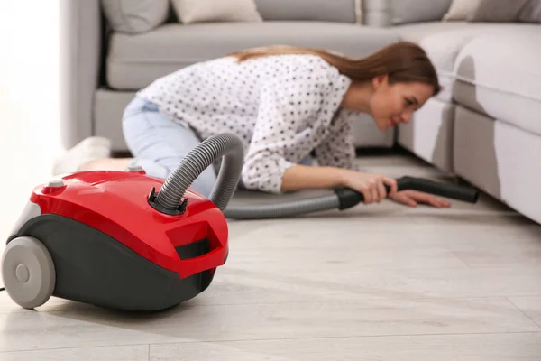 Wanita Muda Menggunakan Vacuum Cleaner Rumah — Stok Foto