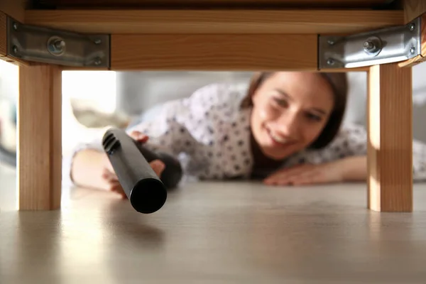 Jovem Mulher Usando Aspirador Casa — Fotografia de Stock