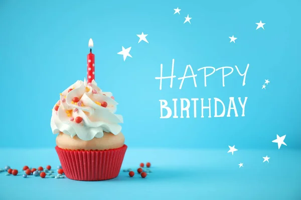 Tekst Gelukkige Verjaardag Heerlijke Cupcake Met Kaarsje Lichtblauwe Achtergrond — Stockfoto