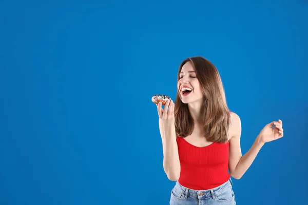 Mooie Jonge Vrouw Met Donut Blauwe Achtergrond Ruimte Voor Tekst Rechtenvrije Stockafbeeldingen