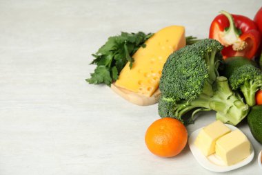 Beyaz masada A vitamini bakımından zengin farklı doğal gıdalar. Metin için boşluk