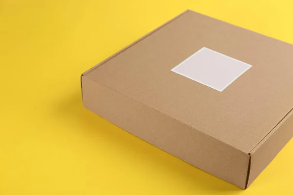 Closed Cardboard Box Yellow Background Closeup — Stock Photo, Image