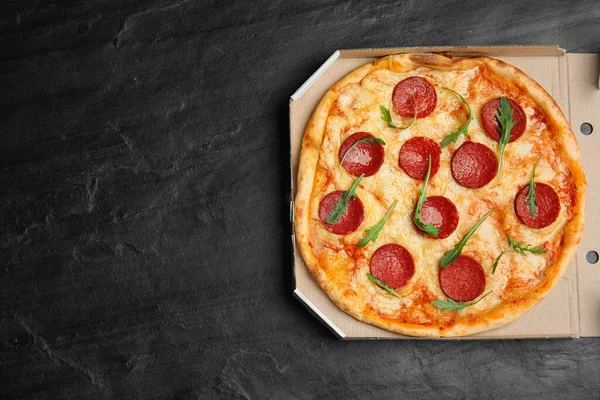 Sabrosa Pizza Pepperoni Caja Cartón Sobre Mesa Negra Vista Superior — Foto de Stock