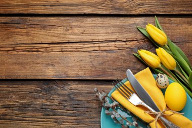 Güzel laleli, söğüt dallı, düz yataklı Paskalya sofrası. Metin için boşluk