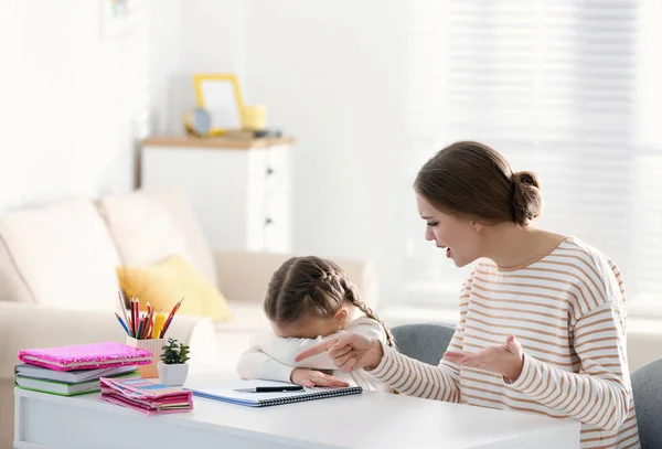 Madre Regañando Hija Mientras Ayuda Con Tarea Interior — Foto de Stock