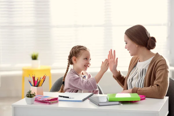 Mutter Und Tochter Machen Gemeinsam Hausaufgaben Tisch Haus — Stockfoto