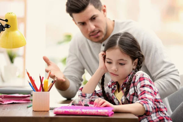 Padre Regañando Hija Mientras Ayuda Con Tarea Mesa Interior — Foto de Stock