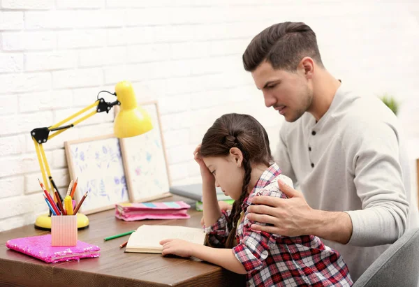 Hombre Ayudando Hija Con Tarea Mesa Interior — Foto de Stock