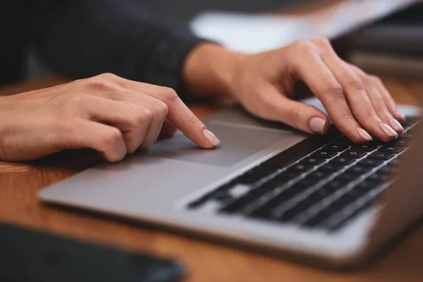 Donna Che Lavora Laptop Moderno Tavola Primo Piano — Foto Stock