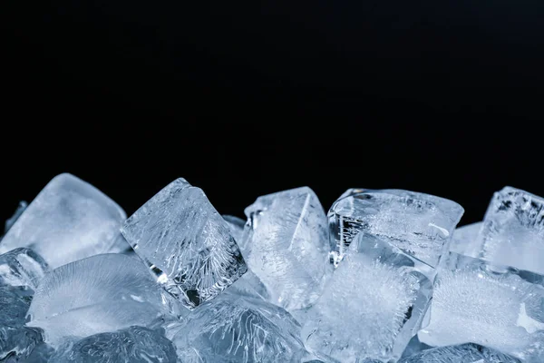 黒の背景に氷のキューブ クローズアップビュー — ストック写真