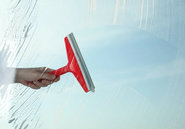 Vrouw Schoonmaken Venster Met Squeegee Lentedag Close — Stockfoto