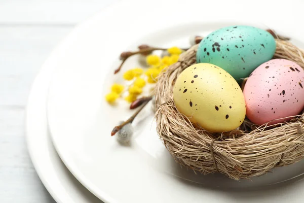 Mesa Pascua Festiva Con Huevos Codorniz Sobre Fondo Blanco Primer —  Fotos de Stock