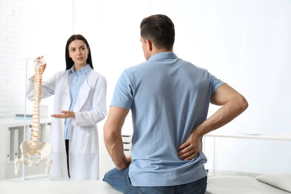 Man Bezoek Bij Professionele Orthopeed Het Medisch Kantoor — Stockfoto