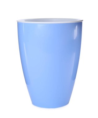 Mavi boş saksı beyaza izole edilmiş.