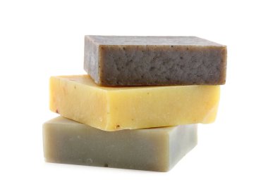 Beyaz üzerine izole edilmiş farklı organik el yapımı sabunlar.