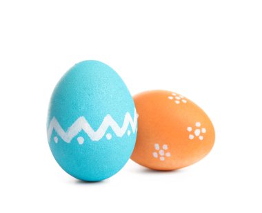 Renkli Paskalya yumurtaları, beyaza izole edilmiş farklı desenler.