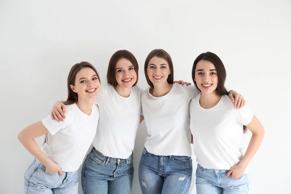 Hermosas Damas Jóvenes Jeans Camisetas Blancas Sobre Fondo Claro Día — Foto de Stock