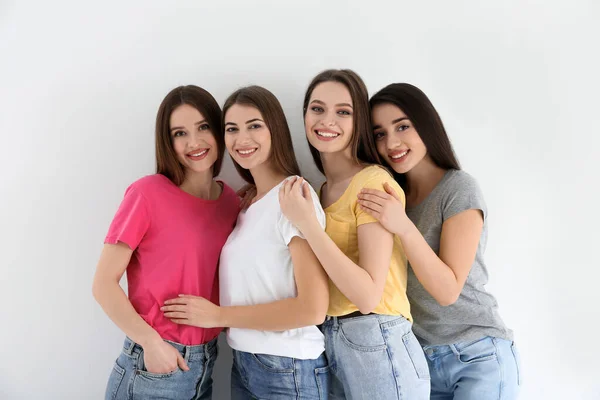 Piękne Młode Damy Dżinsach Kolorowe Koszulki Białym Tle Dzień Kobiet — Zdjęcie stockowe