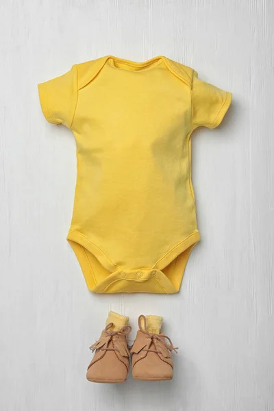 Bodysuit Criança Botas Fundo Madeira Branca Flat Lay — Fotografia de Stock