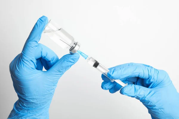Läkaren Fyller Sprutan Med Medicin Vit Bakgrund Närbild Vaccination Och — Stockfoto