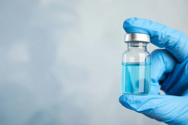 Γιατρός Κρατώντας Φιαλίδιο Φαρμακευτική Αγωγή Γαλάζιο Φόντο Κοντινή Προβολή Και — Φωτογραφία Αρχείου