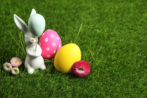 五彩缤纷的复活节彩蛋 野兔和雏菊在绿草上绽放 案文的篇幅 — 图库照片