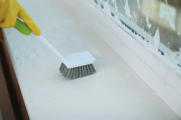 Vrouw Schoonmaken Vensterbank Met Borstel Close — Stockfoto