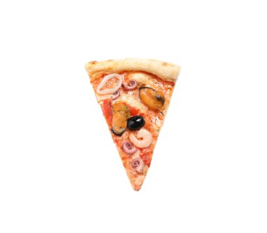 Lezzetli pizza dilimleri ve beyaz deniz ürünleri, üst manzara.
