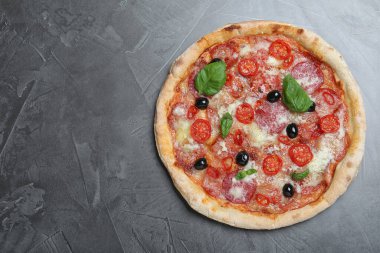 Gri masadaki leziz pizza Diablo, en iyi manzara. Metin için boşluk