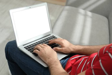 Evdeki modern dizüstü bilgisayarda çalışan adam, yakın plan