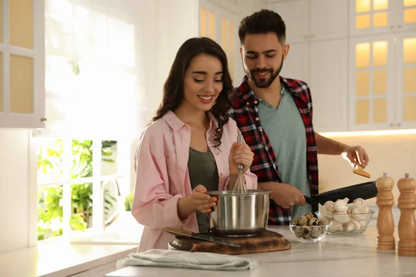 Encantadora Pareja Joven Cocinar Juntos Cocina — Foto de Stock