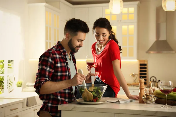 Adorável Jovem Casal Cozinhar Salada Juntos Cozinha — Fotografia de Stock