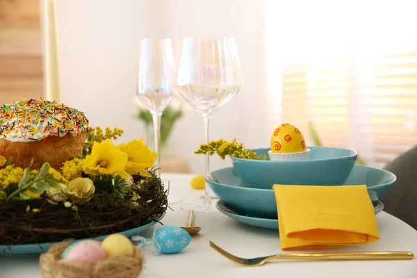 Świąteczny Stół Wielkanocny Pięknym Kwiatowym Wystrojem Jajami Wewnątrz — Zdjęcie stockowe