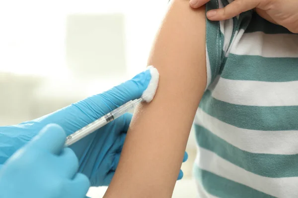 Doutor Vacinando Criança Pequena Clínica Close — Fotografia de Stock