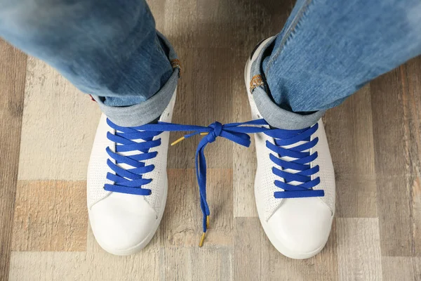 Hombre Usando Zapatillas Con Cordones Atados Vista Superior Día Del — Foto de Stock