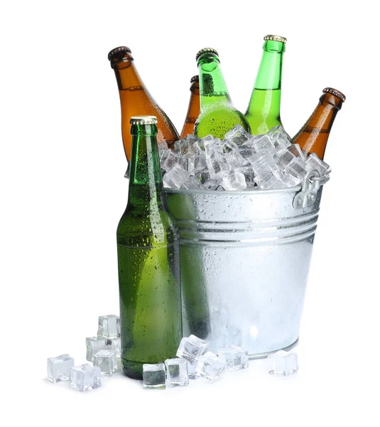 Cubo Metal Con Botellas Cerveza Cubitos Hielo Aislados Blanco —  Fotos de Stock