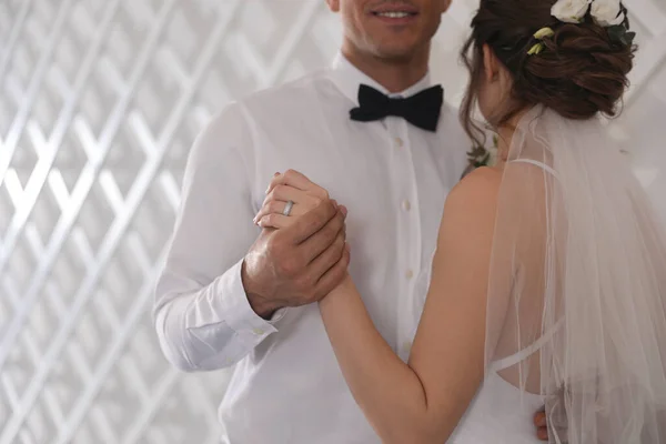 Feliz Casal Recém Casado Dançando Juntos Salão Festivo Close — Fotografia de Stock