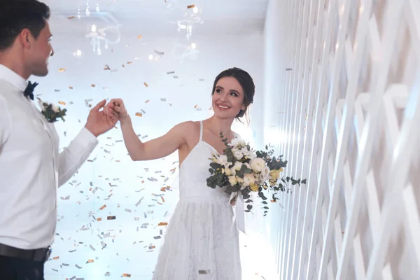 Feliz Pareja Recién Casada Bailando Juntos Salón Festivo — Foto de Stock