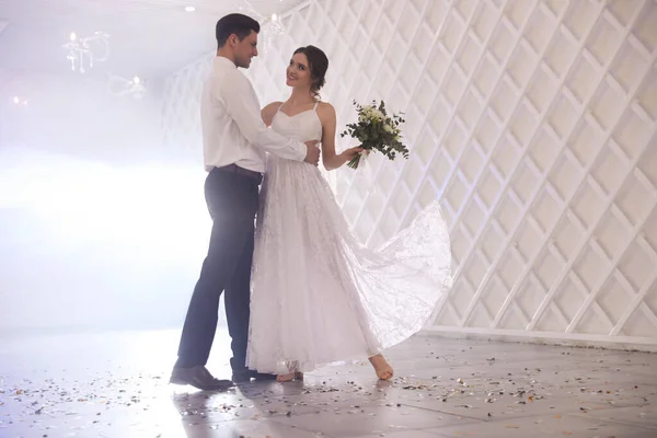 Fröhliches Brautpaar Tanzt Gemeinsam Festhalle — Stockfoto