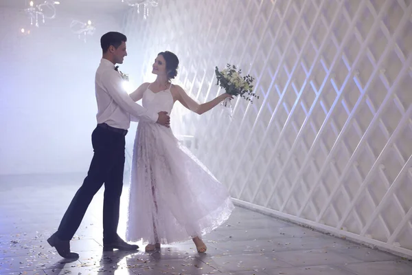 Fröhliches Brautpaar Tanzt Gemeinsam Festhalle — Stockfoto
