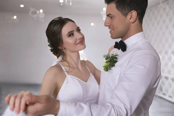 Gelukkig Pasgetrouwd Paar Dansen Samen Feestelijke Hal — Stockfoto